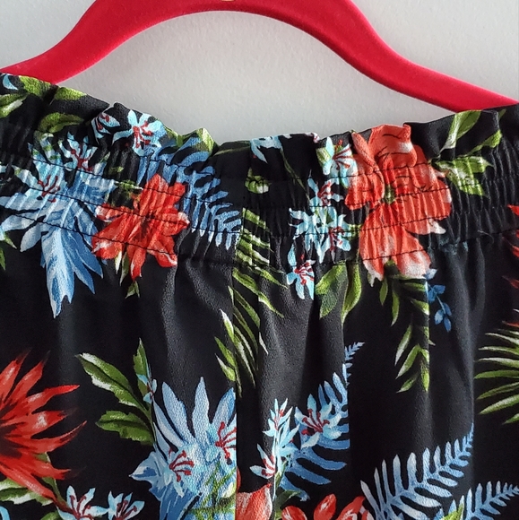 Black Floral Flowy Shorts - Picture 4 of 7